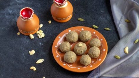 Pearl millet laddu displayed in a earthen plate